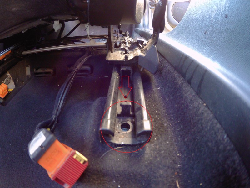 Vis rail siège avant.JPG